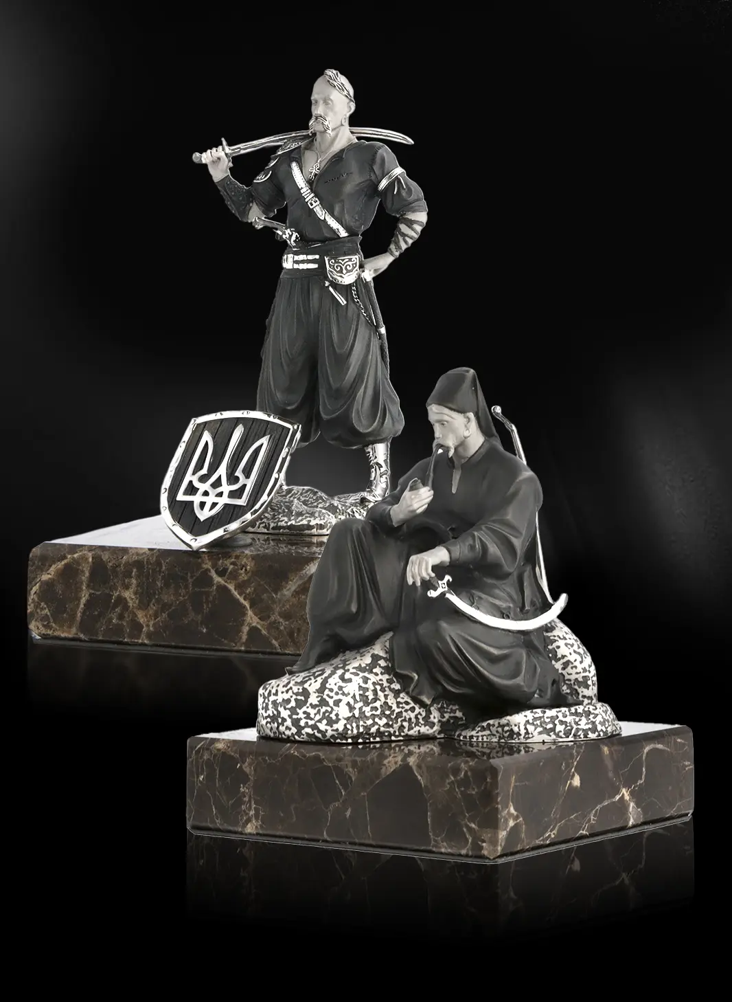 Срібні статутки козаків з шаблею на мармуровому постаменті